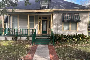 402 E Ireland, Seguin, TX 78155 - Photo 1