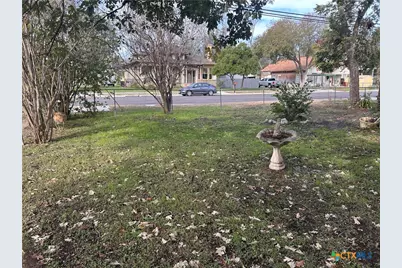 402 E Ireland, Seguin, TX 78155 - Photo 4