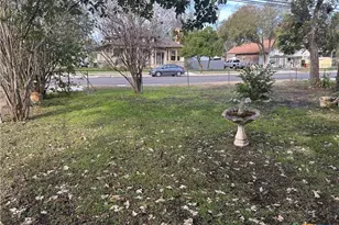 402 E Ireland, Seguin, TX 78155 - Photo 4