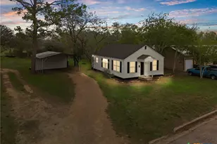 107 Mulberry St, Hallettsville, TX 77964 - Photo 2