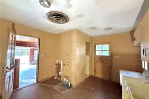 615 Locke St, Woodsboro, TX 78393 - Photo 10