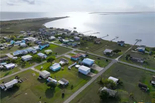 8 Mesquite St, Palacios, TX 77465 - Photo 6