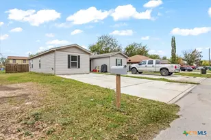 1153 Magnolia St, Seguin, TX 78155 - Photo 4