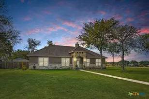 1310 Hunter's Ct, Seguin, TX 78155 - Photo 2