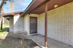 818 Lois St, Kerrville, TX 78028 - Photo 4