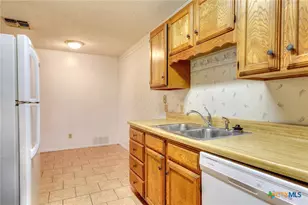 818 Lois St, Kerrville, TX 78028 - Photo 16