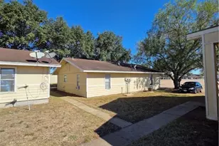 657 W 4th St, Yorktown, TX 78164 - Photo 4