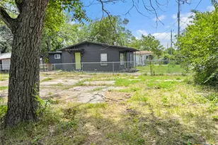 729 Schuessler St, Seguin, TX 78155 - Photo 2