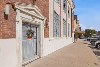 207 W Grand Avenue, Yoakum, TX 77995 - Photo 32