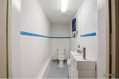 207 W Grand Avenue, Yoakum, TX 77995 - Photo 22
