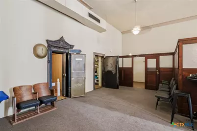 207 W Grand Avenue, Yoakum, TX 77995 - Photo 14