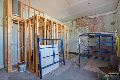 207 W Grand Avenue, Yoakum, TX 77995 - Photo 26