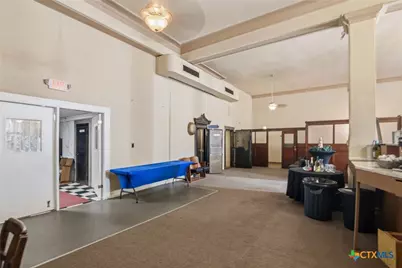 207 W Grand Avenue, Yoakum, TX 77995 - Photo 12