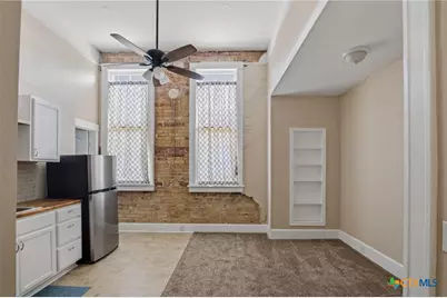 207 W Grand Avenue, Yoakum, TX 77995 - Photo 26