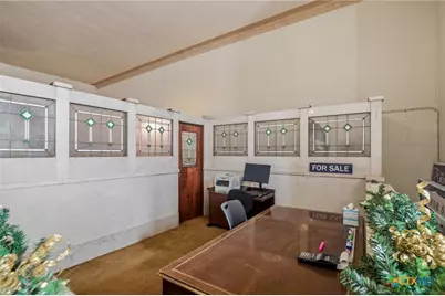 207 W Grand Avenue, Yoakum, TX 77995 - Photo 8