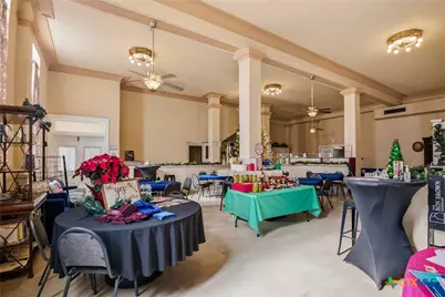 207 W Grand Avenue, Yoakum, TX 77995 - Photo 6