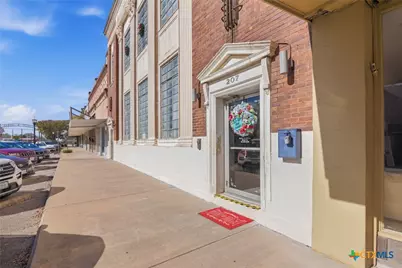 207 W Grand Avenue, Yoakum, TX 77995 - Photo 2