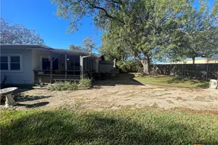 880 W Merriweather St, New Braunfels, TX 78130 - Photo 22