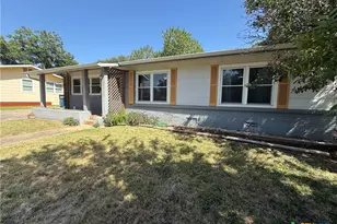 880 W Merriweather St, New Braunfels, TX 78130 - Photo 4