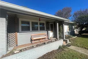 880 W Merriweather St, New Braunfels, TX 78130 - Photo 2