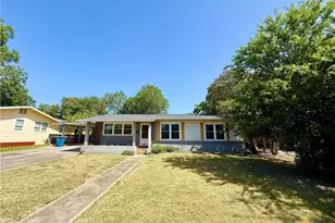 880 W Merriweather St, New Braunfels, TX 78130 - Photo 2