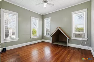 211 Lavaca St, Yoakum, TX 77995 - Photo 20