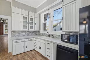 211 Lavaca St, Yoakum, TX 77995 - Photo 14