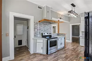 211 Lavaca St, Yoakum, TX 77995 - Photo 16