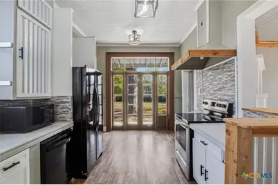 211 Lavaca Street, Yoakum, TX 77995 - Photo 18