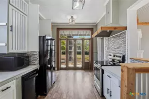 211 Lavaca St, Yoakum, TX 77995 - Photo 18