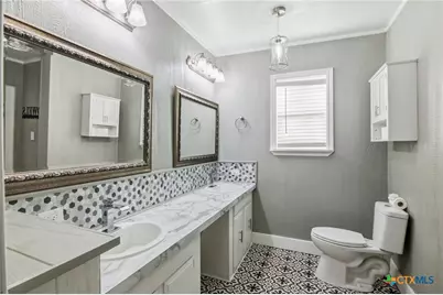 211 Lavaca Street, Yoakum, TX 77995 - Photo 14