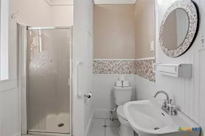 211 Lavaca Street, Yoakum, TX 77995 - Photo 32