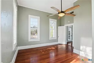 211 Lavaca St, Yoakum, TX 77995 - Photo 32