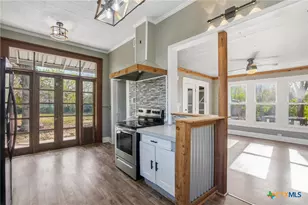 211 Lavaca St, Yoakum, TX 77995 - Photo 16