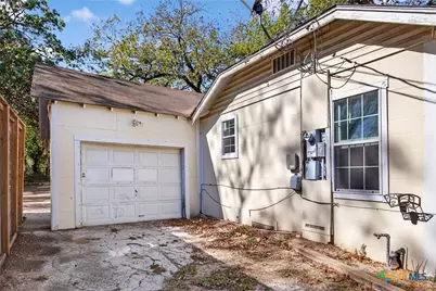 617 N College Street, Gonzales, TX 78629 - Photo 4