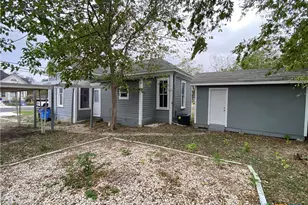 403 E Elm St, Seguin, TX 78155 - Photo 2