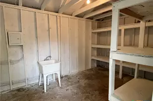 403 E Elm St, Seguin, TX 78155 - Photo 12