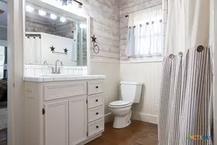 509 Hanover St, Edna, TX 77957 - Photo 30