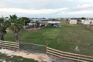 1012 W Broadway Ave, Seadrift, TX 77983 - Photo 1