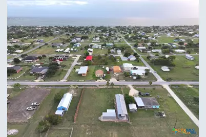 1012 W Broadway Avenue, Seadrift, TX 77983 - Photo 4
