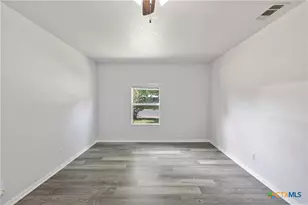 907 Apple St, Fredericksburg, TX 78624 - Photo 18