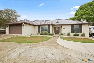 305 E Tanglewood Dr, New Braunfels, TX 78130 - Photo 2