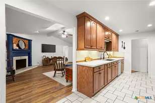 305 E Tanglewood Dr, New Braunfels, TX 78130 - Photo 10