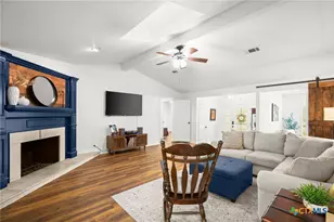 305 E Tanglewood Dr, New Braunfels, TX 78130 - Photo 4