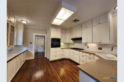 709 W Coll Street, New Braunfels, TX 78130 - Photo 8