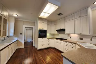 709 W Coll St, New Braunfels, TX 78130 - Photo 8