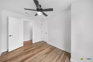 323 S Burnet St, Belton, TX 76513 - Photo 16