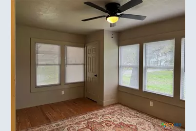 530 E Weinert Street, Seguin, TX 78155 - Photo 12