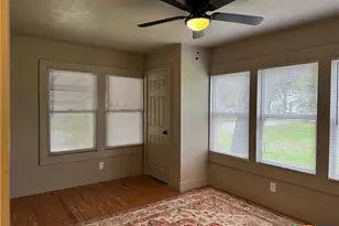 530 E Weinert St, Seguin, TX 78155 - Photo 12