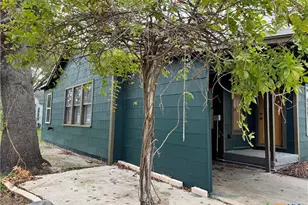 530 E Weinert St, Seguin, TX 78155 - Photo 4